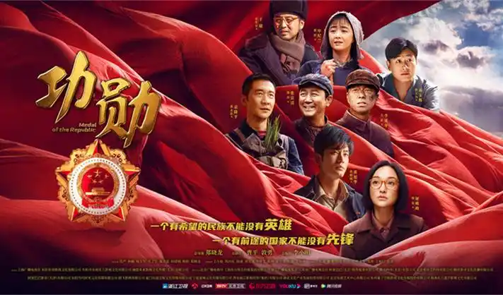 雾灰底色下的观影设备选购横幅